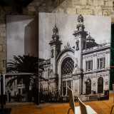 Notiamo innanzitutto una serie di negativi su lastre di vetro e fotografie apposte sulle pareti laterali della sala, in maggioranza scattate da Liborio Antonelli Matteucci, che ritraggono l�espansione del centro storico fino all�ingresso del murattiano. Tra queste spiccano l�immagine della vecchia ubicazione del museo nel Margherita, con i vecchi lampioni dell�epoca